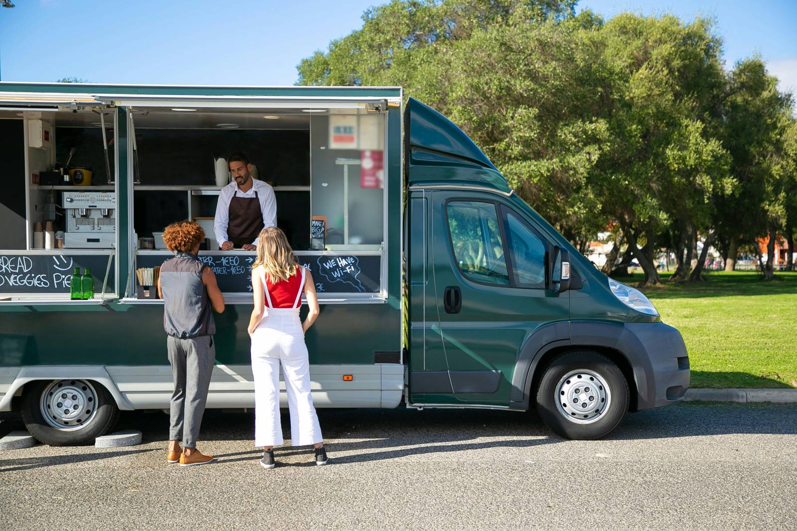 Foodtruck professionnel prêt à l'emploi pour service de restauration en extérieur à Bordeaux 33