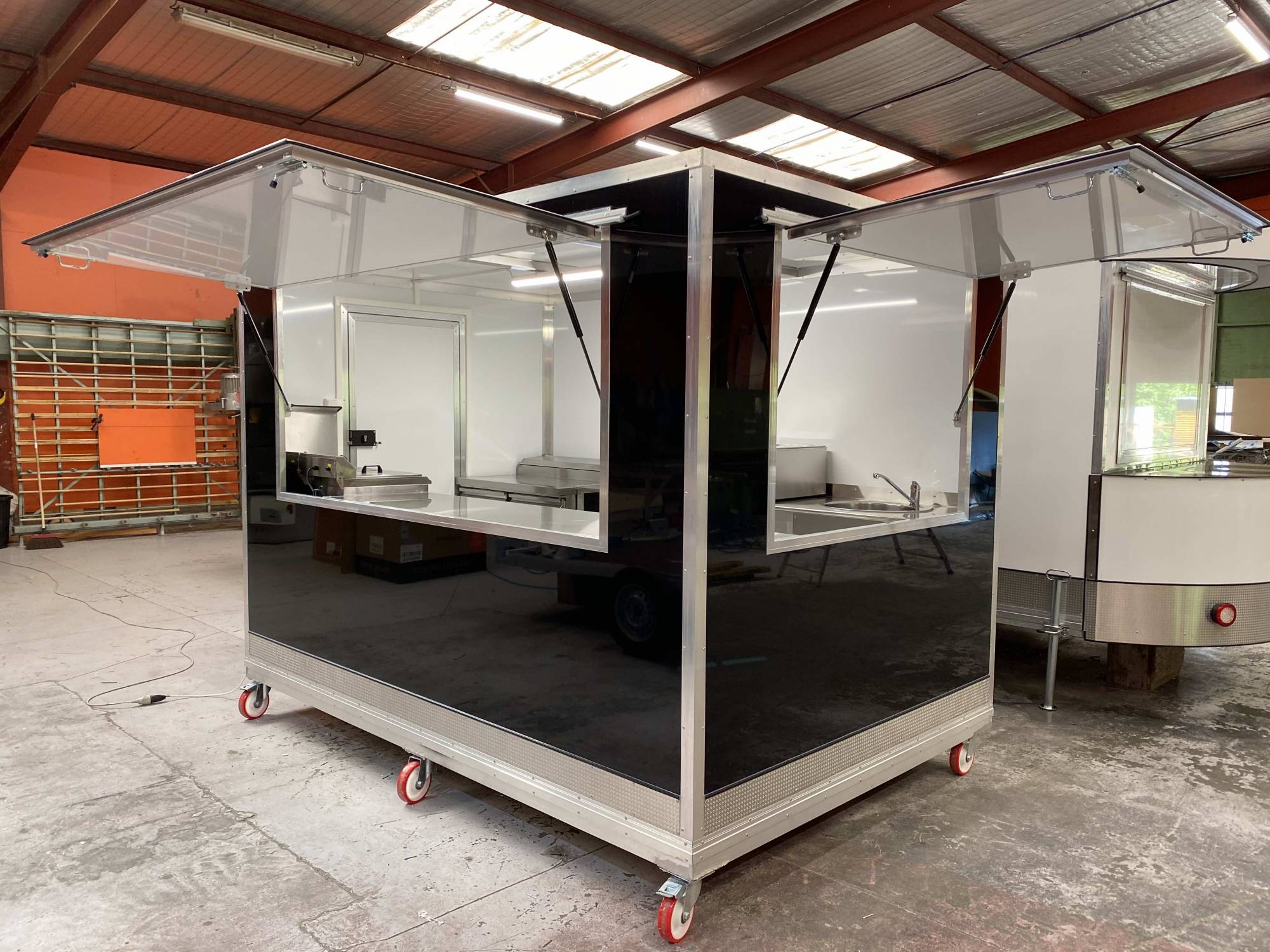 information constructeur de kiosque snack aux normes françaises avec équipements cuisine Paris