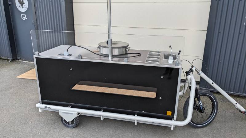 Remorque Prime Crêpes tout inox avec grand espace de préparation, évier électrique et crêpière, qualité française