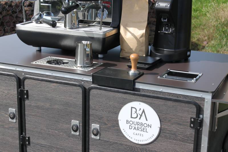 vélo électrique avec remorque aménagée sur-mesure pour le café en France