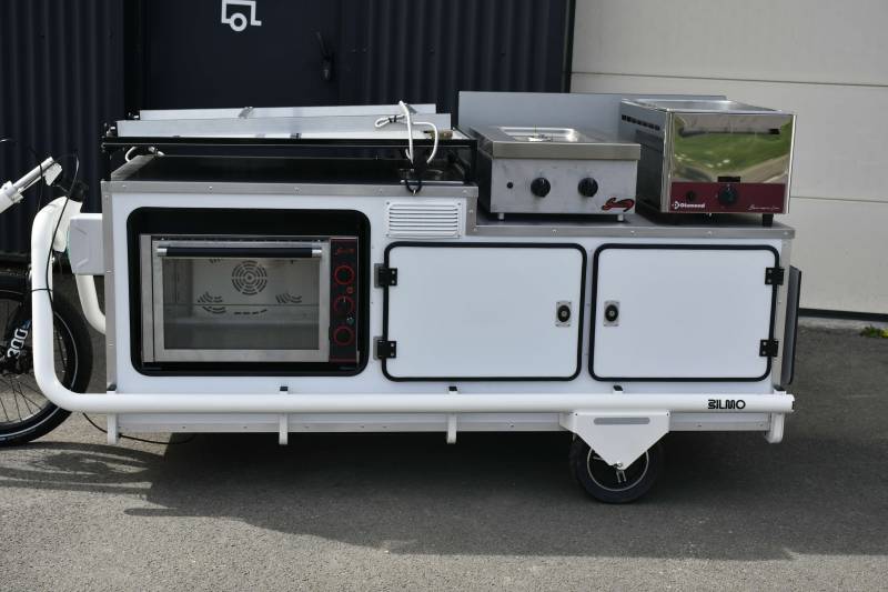 Aménagement de remorque cuisine pour la restauration mobile en triporteur à Nice 06