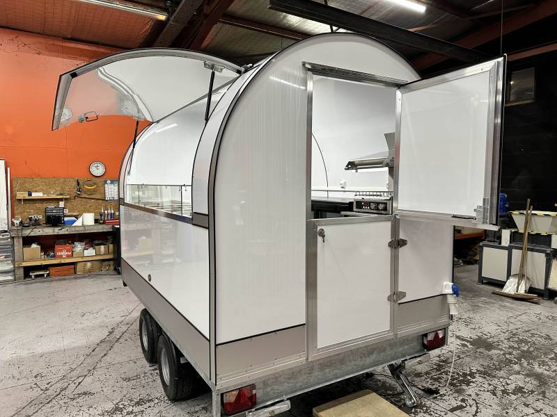 Vente de remorque cuisine tout aménagé aux normes à la Rochelle 17