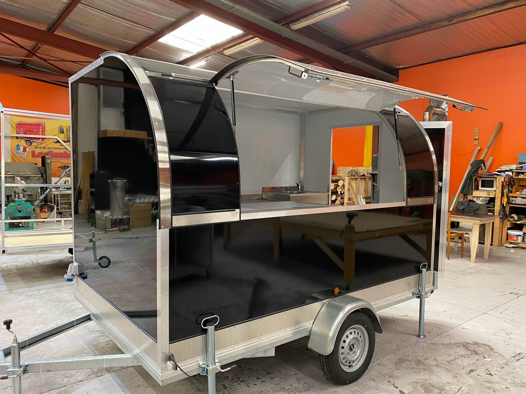 fabrication d'un foodtruck tout équipé aux normes pour la restauration mobile Paris